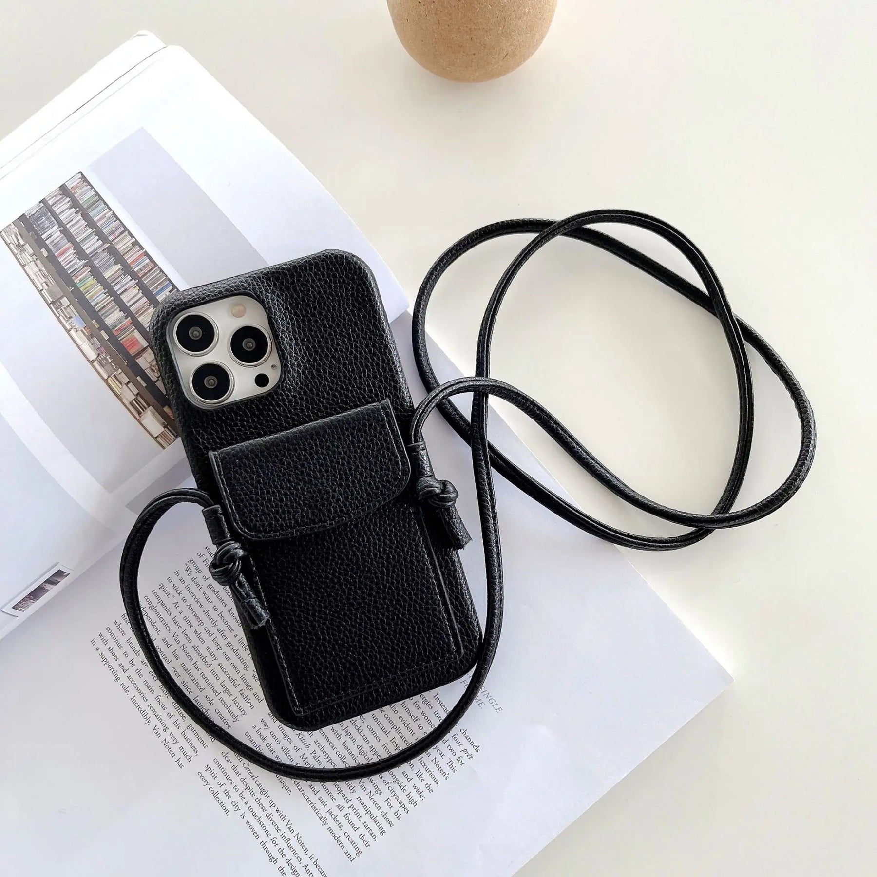 Detail van het pasjesvak in het lerenlook telefoonhoesje