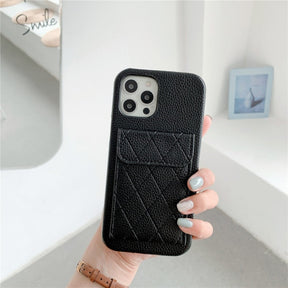 Close-up van het diamantpatroon op het leren-look iPhone-hoesje