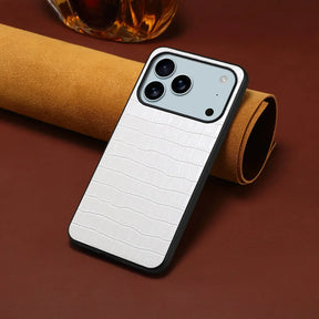 Telefoonhoesje met uitsparingen voor camera, knoppen en aansluitingen