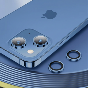 Beschermglas voor de iPhone-camera naast een smartphone